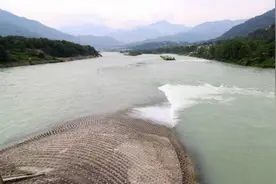 最牛水利工程都江堰 建成2200多年来正常使用至今！