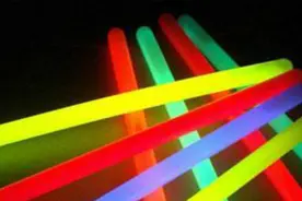 网传荧光棒内的液体有毒，是真的吗视频封面