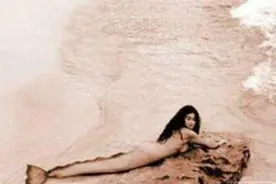 国外男子在沙滩上拍到未知生物遗骸，疑似人鱼的高清画面视频封面