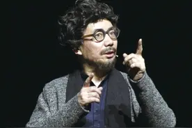范明上台即兴改口音图片