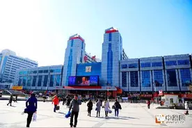 春运昨日开启，郑州火车站上演温馨感人一幕！图片