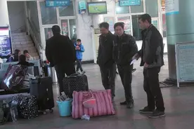 春运来了 回家路上好“有爱”图片