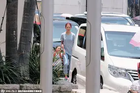 蔡少芬素颜接女儿放学超温馨 女神素颜谁更美？图片