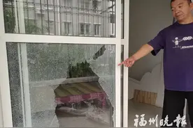 阳台推拉门玻璃爆裂险伤住户　物业称已过保修期图片