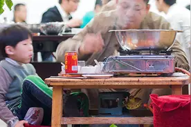 昆明火锅店生意火爆 喜欢在家煮的市民降温前就已屯满菜图片