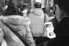 缴燃气费一定要排长队 市民：能否实行网上充值图片