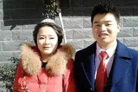咸宁一婚礼现场遇火灾 新郎背起新娘就跑！图片