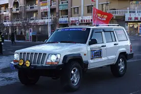 二连浩特市举办2016汽车计时穿越二连盐湖活动图片