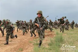 “红军”被围困在山谷内 特战突袭指挥所突出重围图片