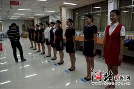 严寒中的河北空乘面试 98后考生着制服展示青春风貌图片