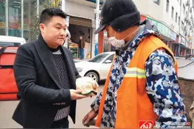 寒冬里的温暖：怀化一快餐店为环卫工人提供免费早点图片