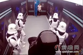 吓尿！大妈上个厕所遭恶搞遇外星人 出来后发现整个世界都变了图片