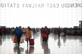 交警提示 成都东站接送旅客注意暗冰图片