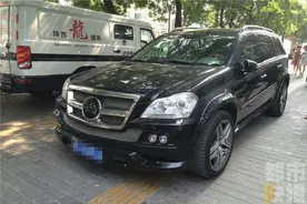 西安11岁小孩划价值300万豪车 被车主当场逮住图片