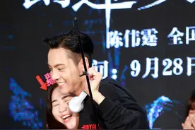 陈伟霆宣传《爵迹》人气爆棚 拥抱迷妹引尖叫图片