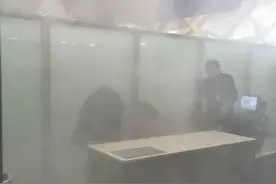 机场女乘客带充电宝过安检被拦 执意拆开引自燃图片