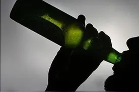 醉酒后睡在KTV沙发上 27岁小伙酒后身亡图片
