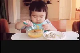 吃货小蛮扎着哪吒头，吃燕麦白菜南瓜粥+鸡翅根，碗都扣脸上了！视频封面