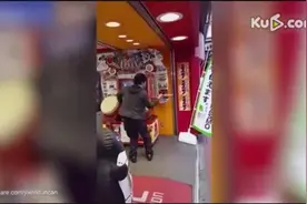 实拍日本醉酒大叔玩《太鼓达人》舞步太魔性图片