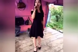 农村小媳妇婚礼上演唱最近流行的《歌在飞》，不输专业歌手图片