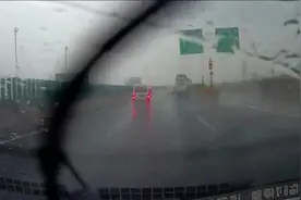 高速路大巴这样随意停车，真是拿一车人生命开玩笑呀视频封面