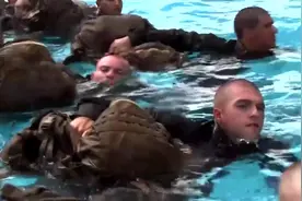 美国海军陆战队新兵游泳训练（都很猛啊）