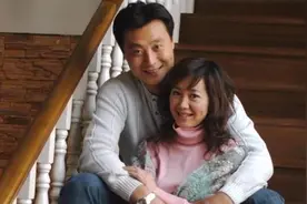 46岁中国好姐夫任程伟与妻子恩爱20年，两个女儿可爱近照曝光视频封面