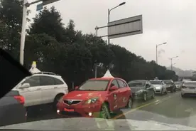 重庆司机车顶堆小雪人遭交警扣分罚款 网友支持：安全第一图片
