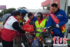 粤桂湘三省接力为“摩骑”返乡免费加油图片