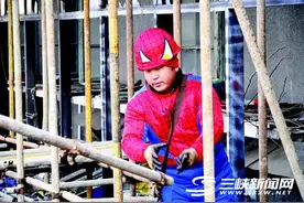 “蜘蛛侠”当起建筑工 一工地成“英雄据点”图片