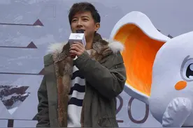 韩庚不惧寒冷广州签售 化身暖男暖歌迷图片