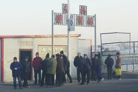 桥头工腊月劳务市场等活干图片