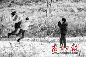 粤坪乳公路因降雪封路 游客：步行数公里 只为“踏雪梦”图片