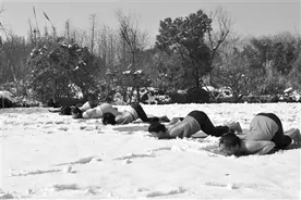 零下8度雪地里 5个女的脱掉衣服练瑜伽 普通人切勿模仿图片