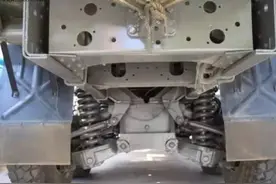 好好开着车，怎么轮子都是外八呢？图片