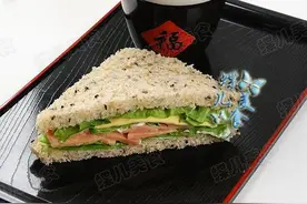 黑不溜秋长着黑麻子却营养丰富好吃无比的全麦黑芝麻三明治图片