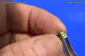 牛人打造世界最小魔方：用镊子和放大镜玩视频封面