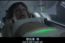 女子刚有关系就发现肚子里有个的怪东西，只好自己用机器剖腹产！视频封面