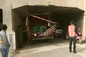 太原市北中环：不顾限高“闯关” 货车被卡桥下视频封面