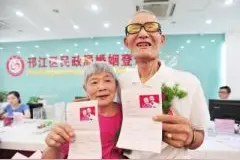 爷爷奶奶统一化妆身着情侣T恤 8对金婚钻石婚夫妻补领结婚证图片
