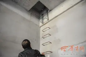 西安华南城新房屋顶开天窗 邻居装空调都从这里走图片