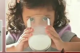 妈妈必知：纯牛奶与调制乳有什么区别，宝宝喝哪种？视频封面