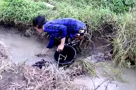 实拍：农村姑娘在水沟里舀水捉鱼.视频封面