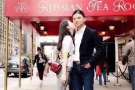 相差19岁！章泽天和刘强东婚后一周年超甜蜜羡煞众人视频封面