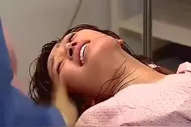 女子只看一眼刚生下的宝宝，居然吓晕了视频封面