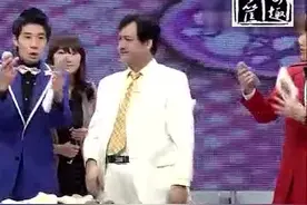新疆大叔徒手劈断鹅卵石，韩国明星们一脸崇拜