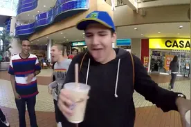 街头实拍：巴西小鲜肉吃了四川的辣味火腿肠后视频封面