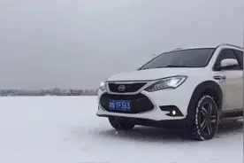 全时电四驱实力强悍，比亚迪唐关了ESP在雪地任意玩耍飘移视频封面