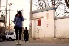 小伙见妹子一人独行上前搭讪调戏，让他没想到姑娘是便衣女警视频封面