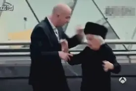 八旬老太一言不合就和街边男子跳起了广场舞！